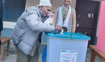 बैतडीमा ८४ वर्षीय वृद्धले गरे मतदान 
